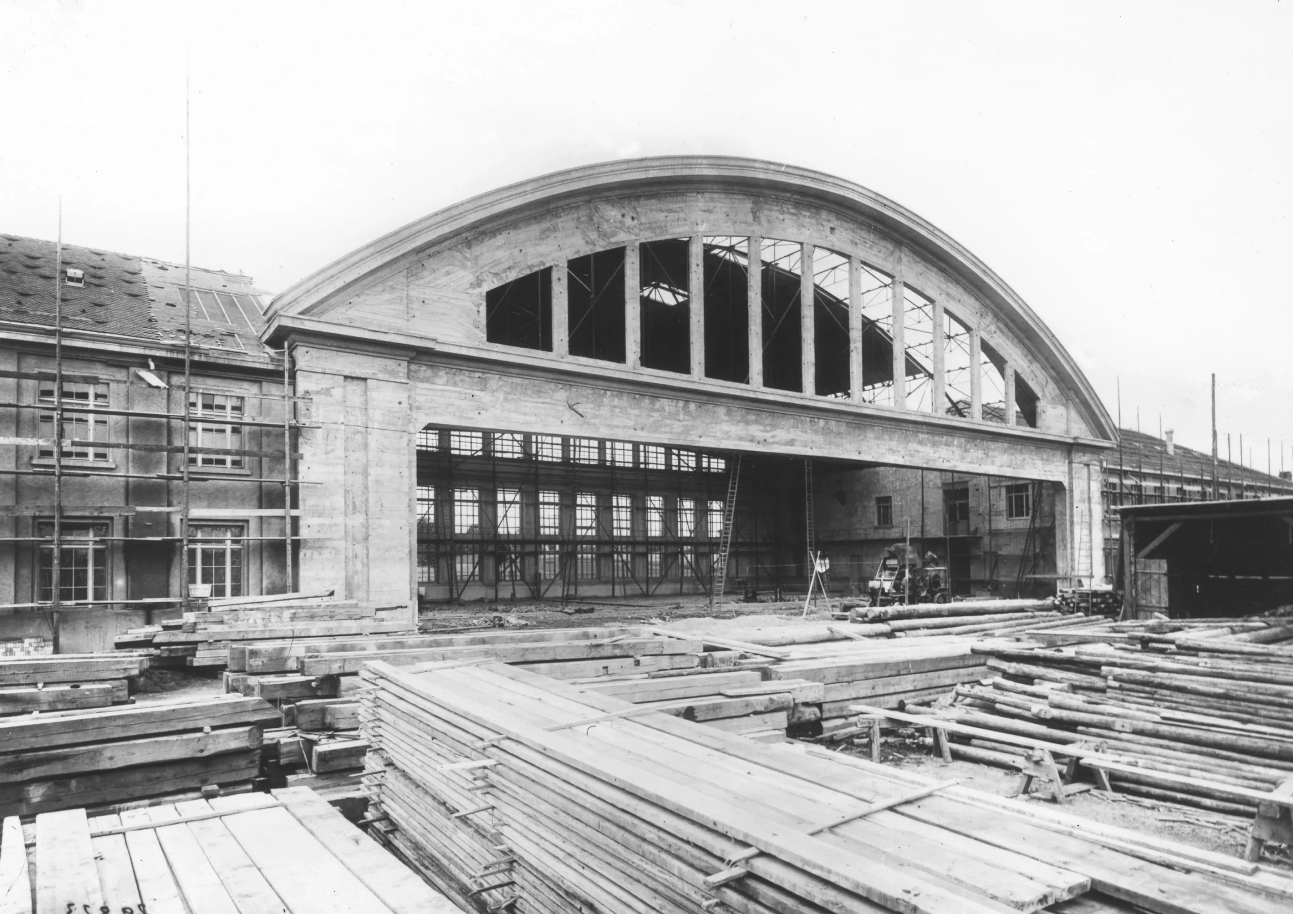 Der Bogenhangar im Rohbau. Dokumentationsstelle Luftwaffe, Dübendorf