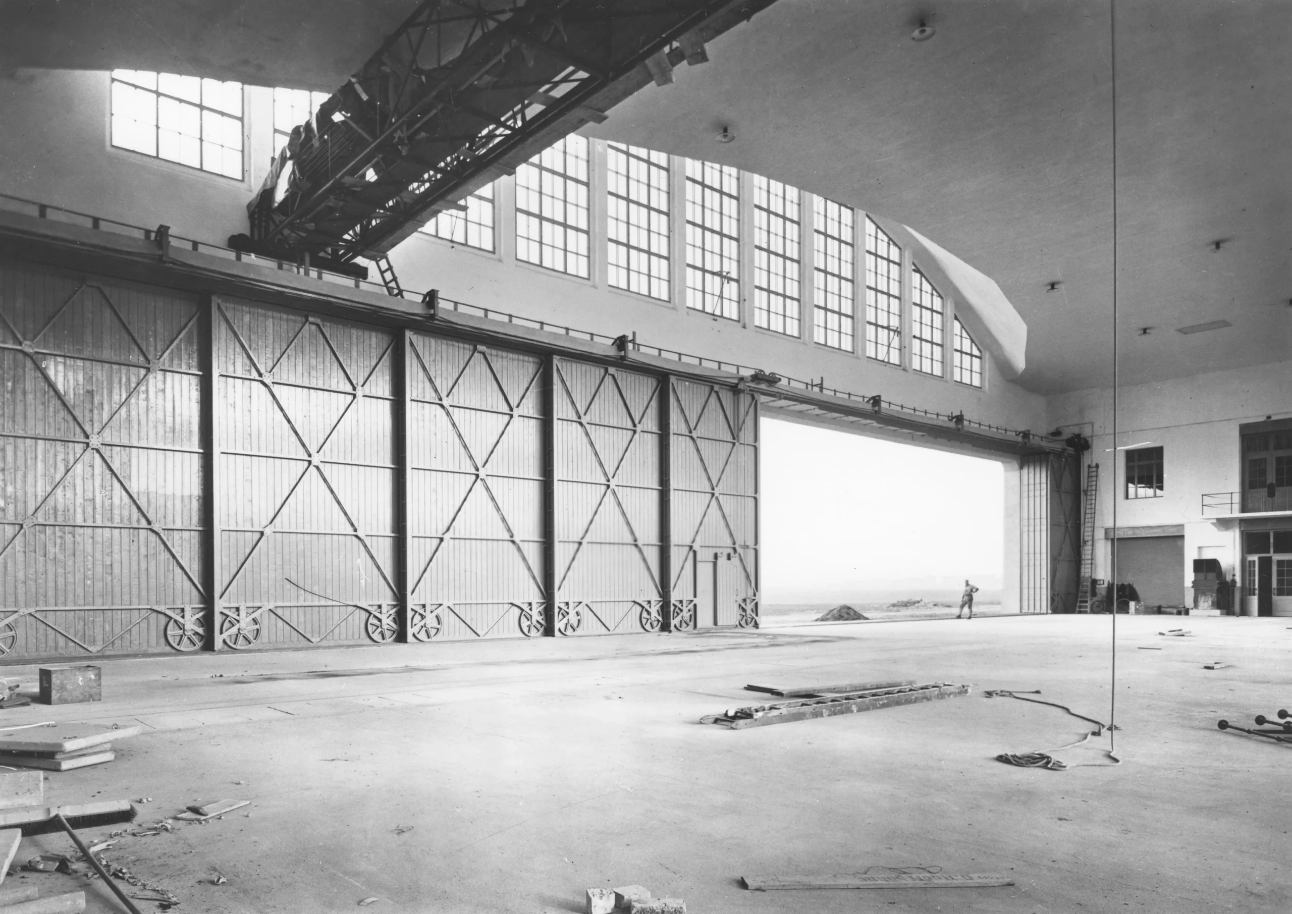 Der Bogenhangar kurz vor der Bauvollendung. Dokumentationsstelle Luftwaffe, Dübendorf