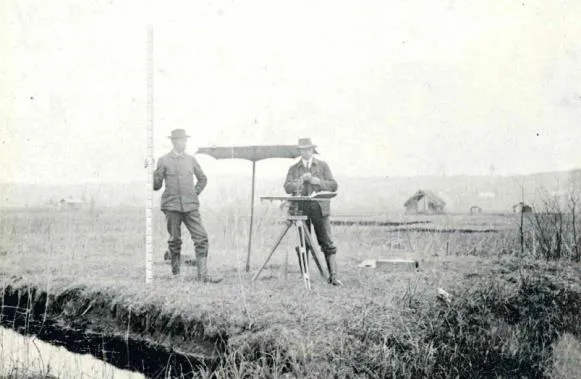 Historisches Foto Vermessungsarbeiten im Ried.