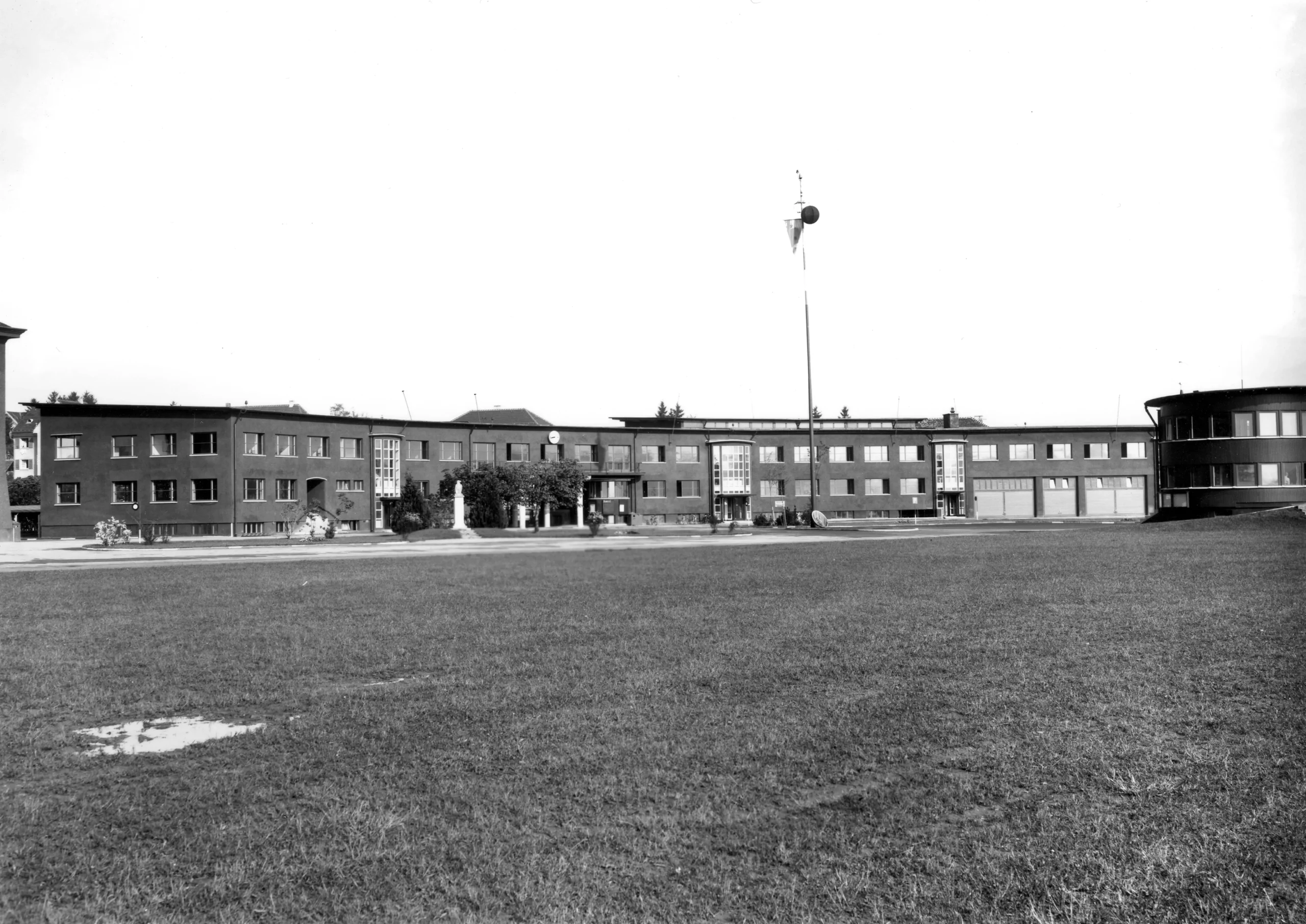 Ansicht Eingangsgebäude mit Kontrollturm rechts. Ortsgeschichtliche Dokumentationsstelle, Dübendorf