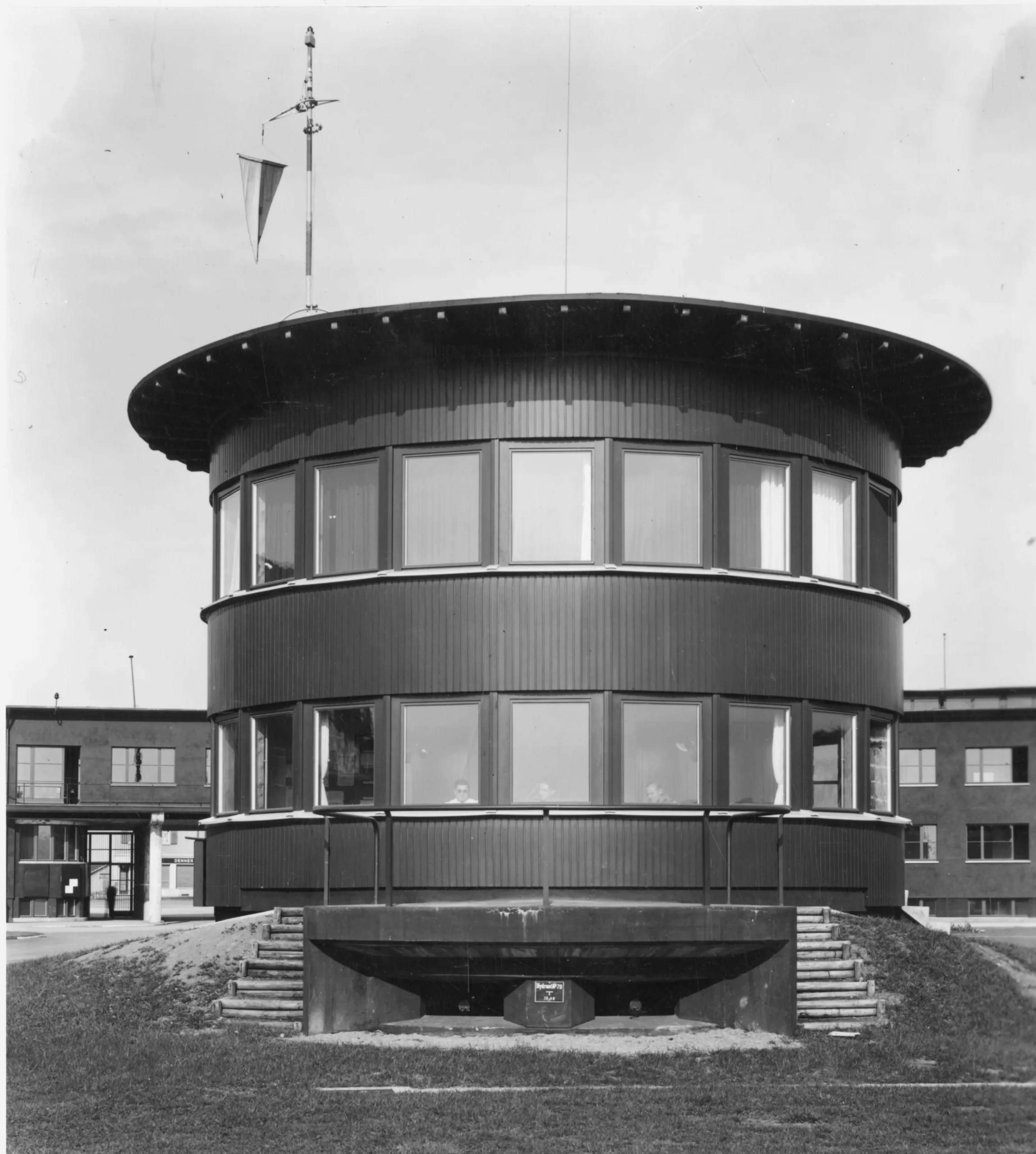 Kontrollturm mit originalem anthrazitfarbenem Anstrich, bauzeitliche Aufnahme. Ortsgeschichtliche Dokumentationsstelle, Dübendorf