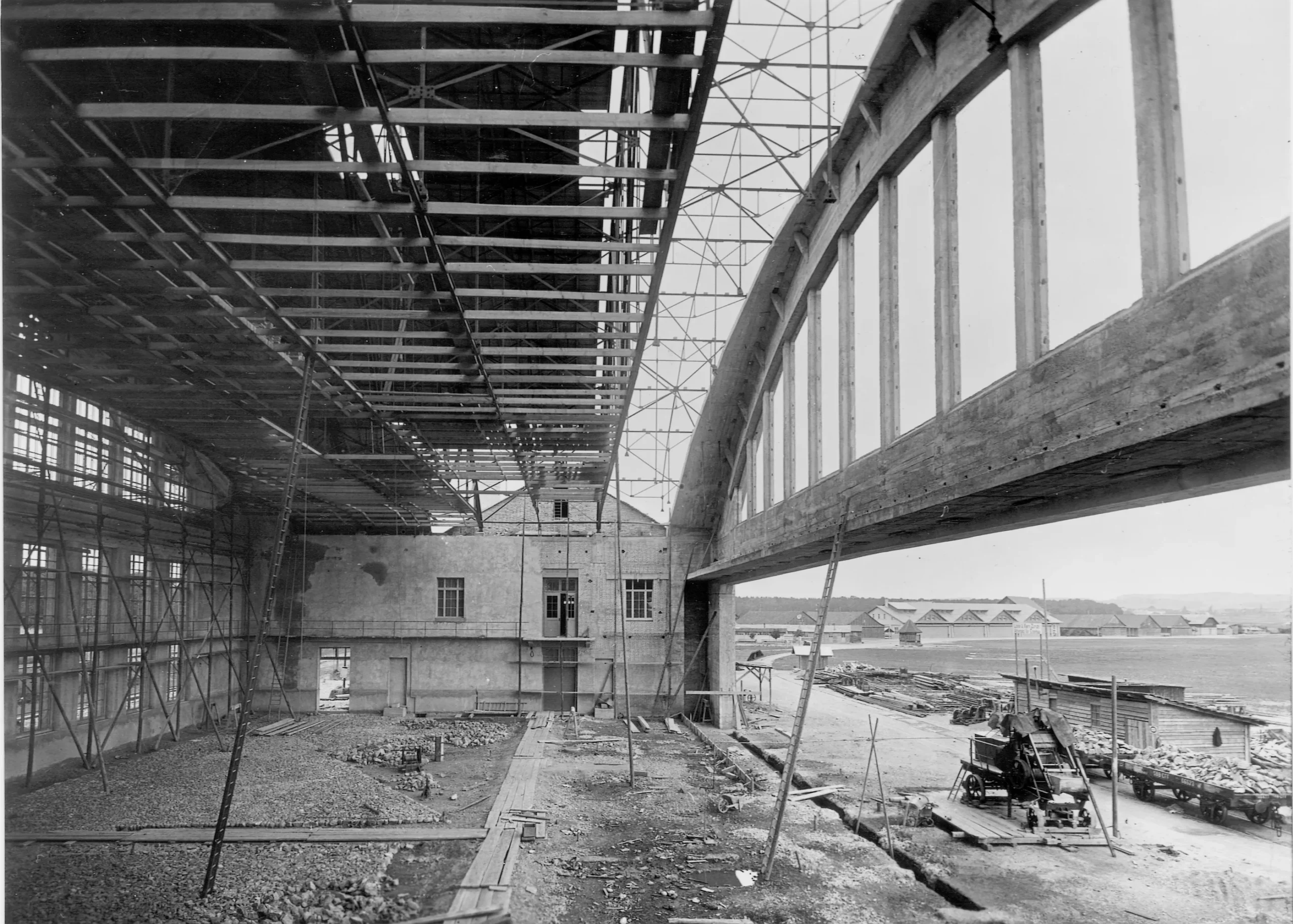 Montagehallen innen – der Bogenhangar im Rohbau. Dokumentationsstelle Luftwaffe, Dübendorf