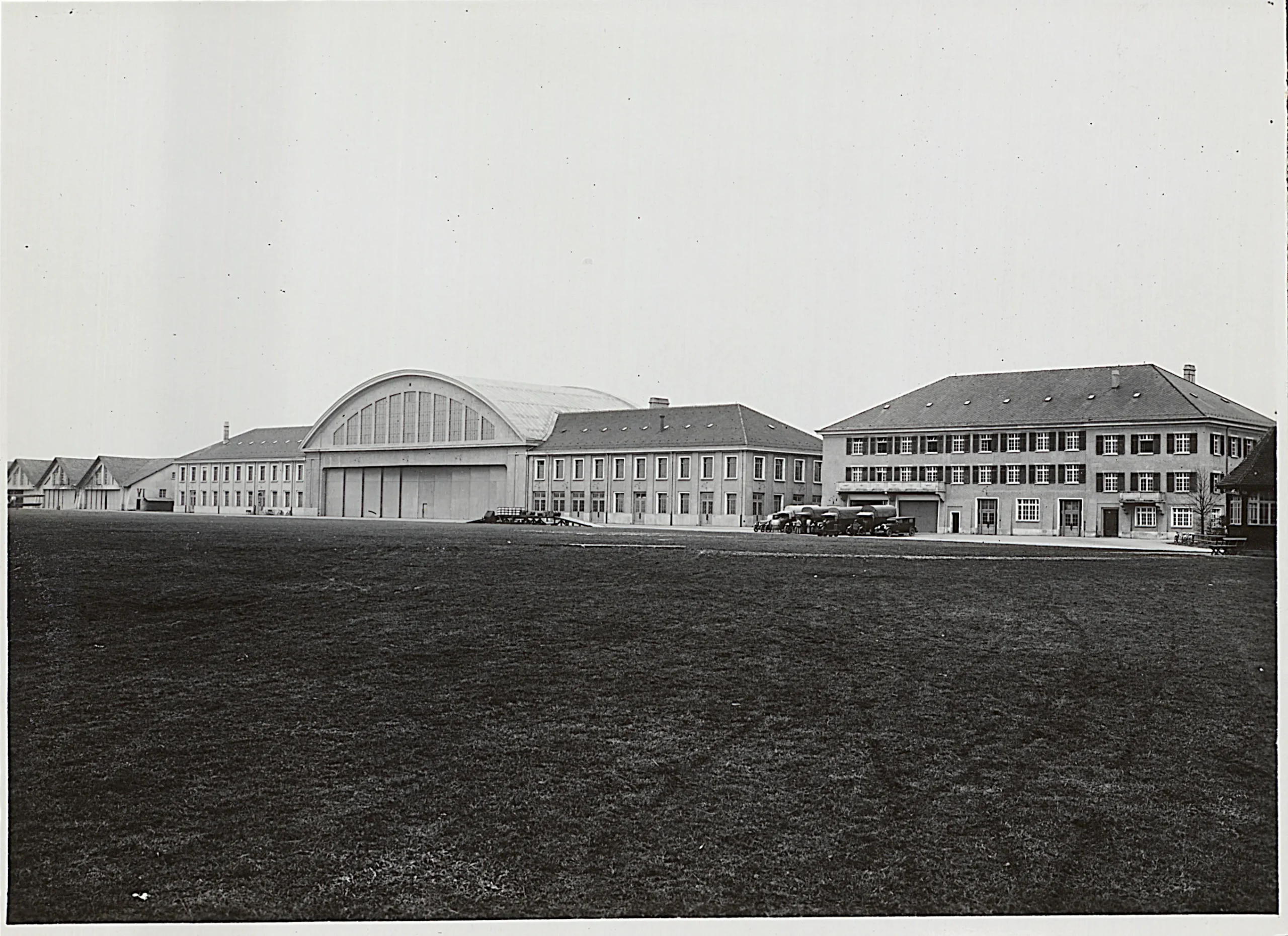 Ansicht des Bogenhangars. Dokumentationsstelle Luftwaffe, Dübendorf Ansicht des Bogenhangars. Dokumentationsstelle Luftwaffe, Dübendorf