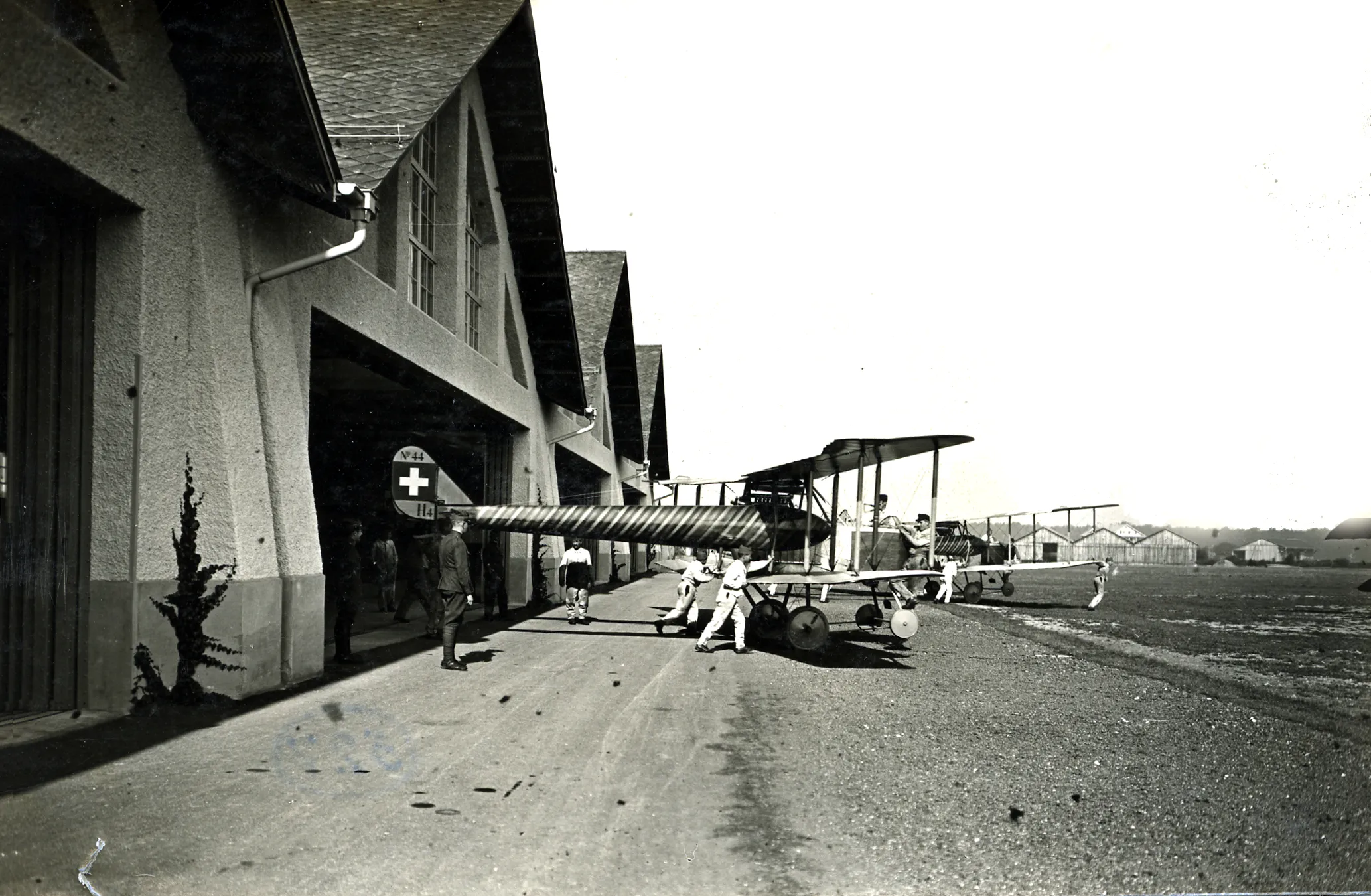 Bereitstellung von zwei Aufklärungsflugzeugen des Typs Häfeli DH-1 vor der Halle 6. Die Halle ist das älteste noch erhaltene Gebäude auf dem Flugplatz Dübendorf. Dokumentationsstelle, Dübendorf