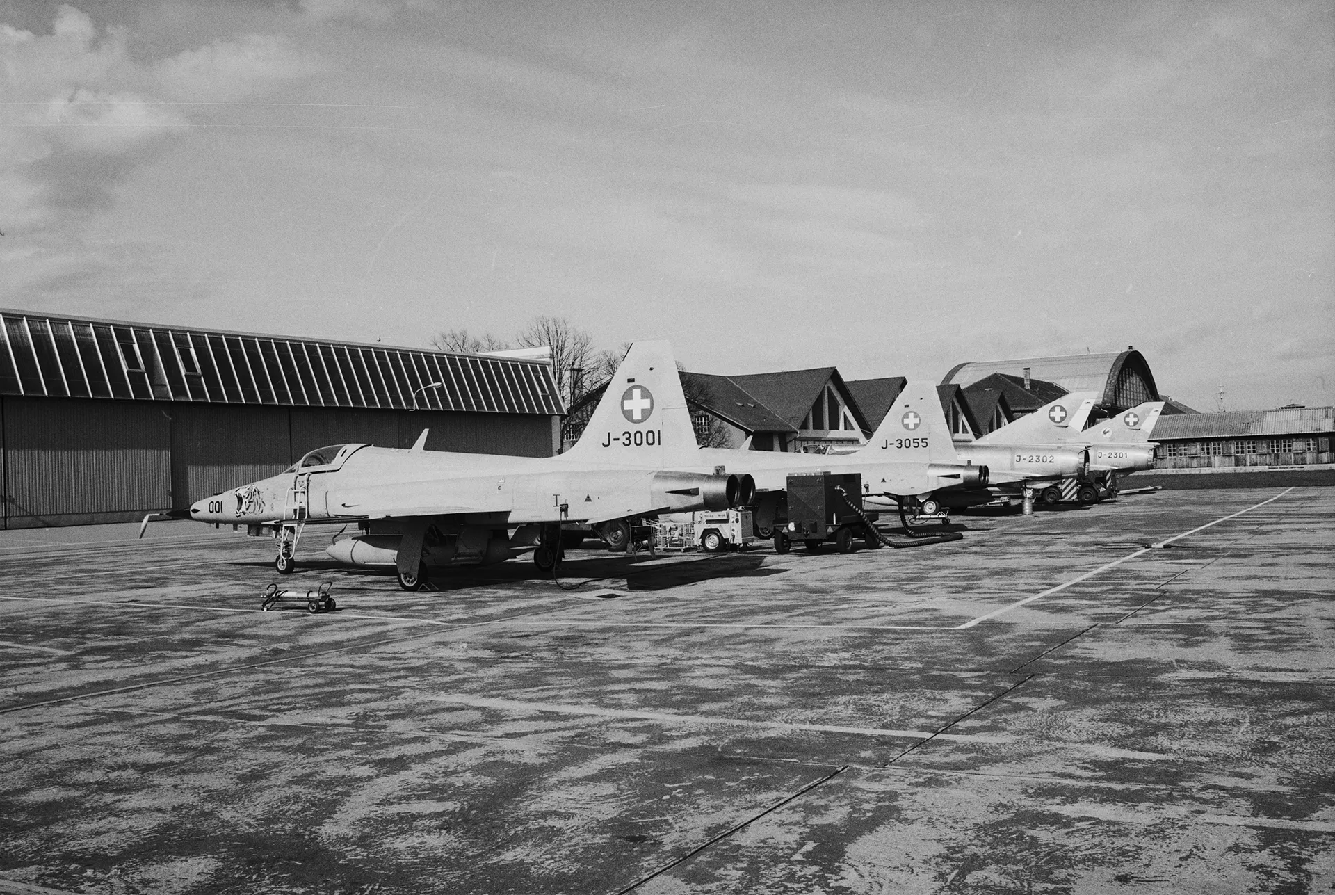 Dübendorf, Tiger- und Mirageabflug nach Schweden, 24.03.1981. Comet Photo AG (Zürich), ETH-Bibliothek Zürich, Bildarchiv / Com_L30-0145-0001-0004