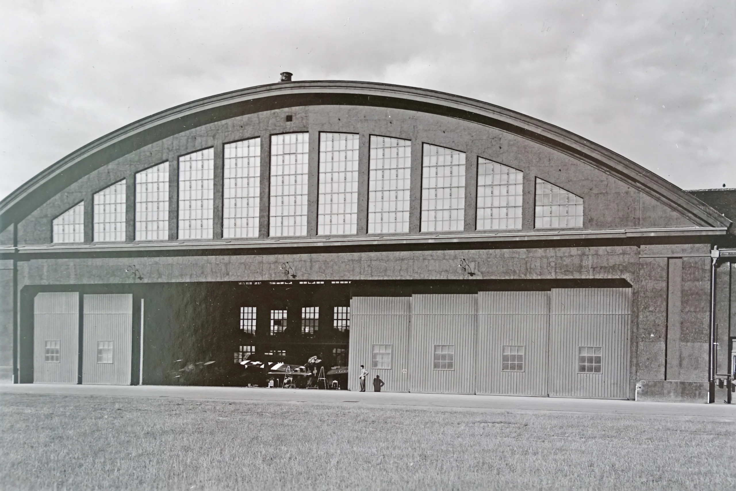 Ansicht des Bogenhangars. Dokumentationsstelle Luftwaffe, Dübendorf