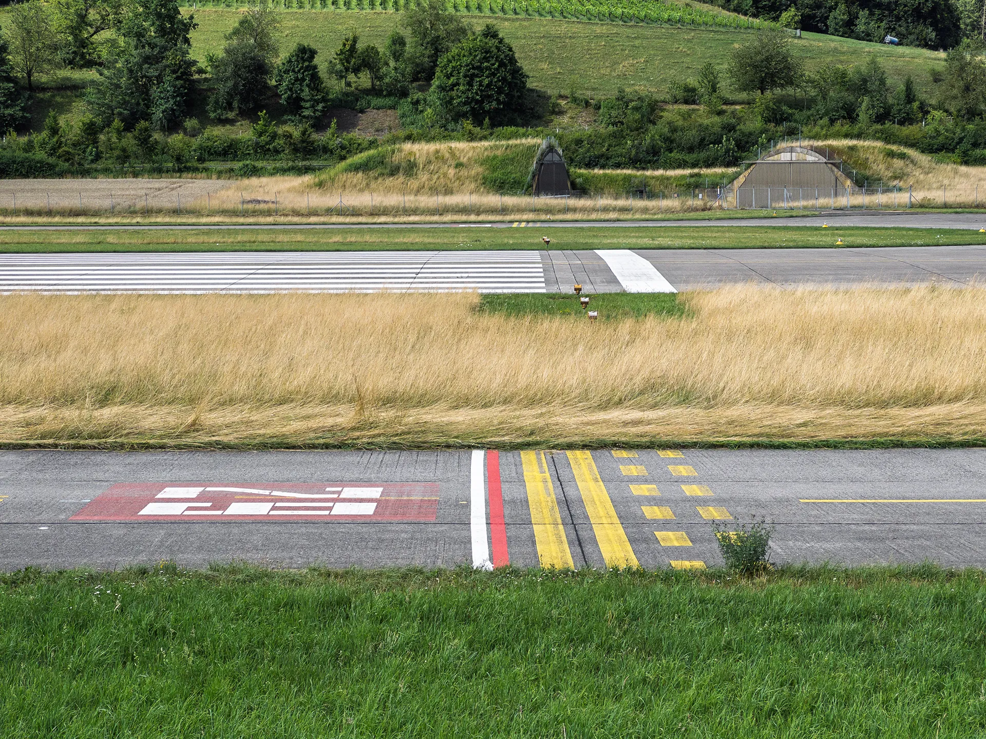 Auf dem Flugweg: Blick auf das Flugfeld und Hangar im Hintergrund ©Signito GmbH