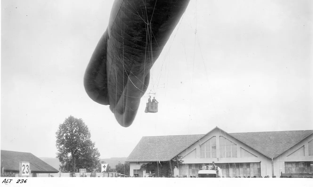 Halle 6 mit Fesselballon, um 1916