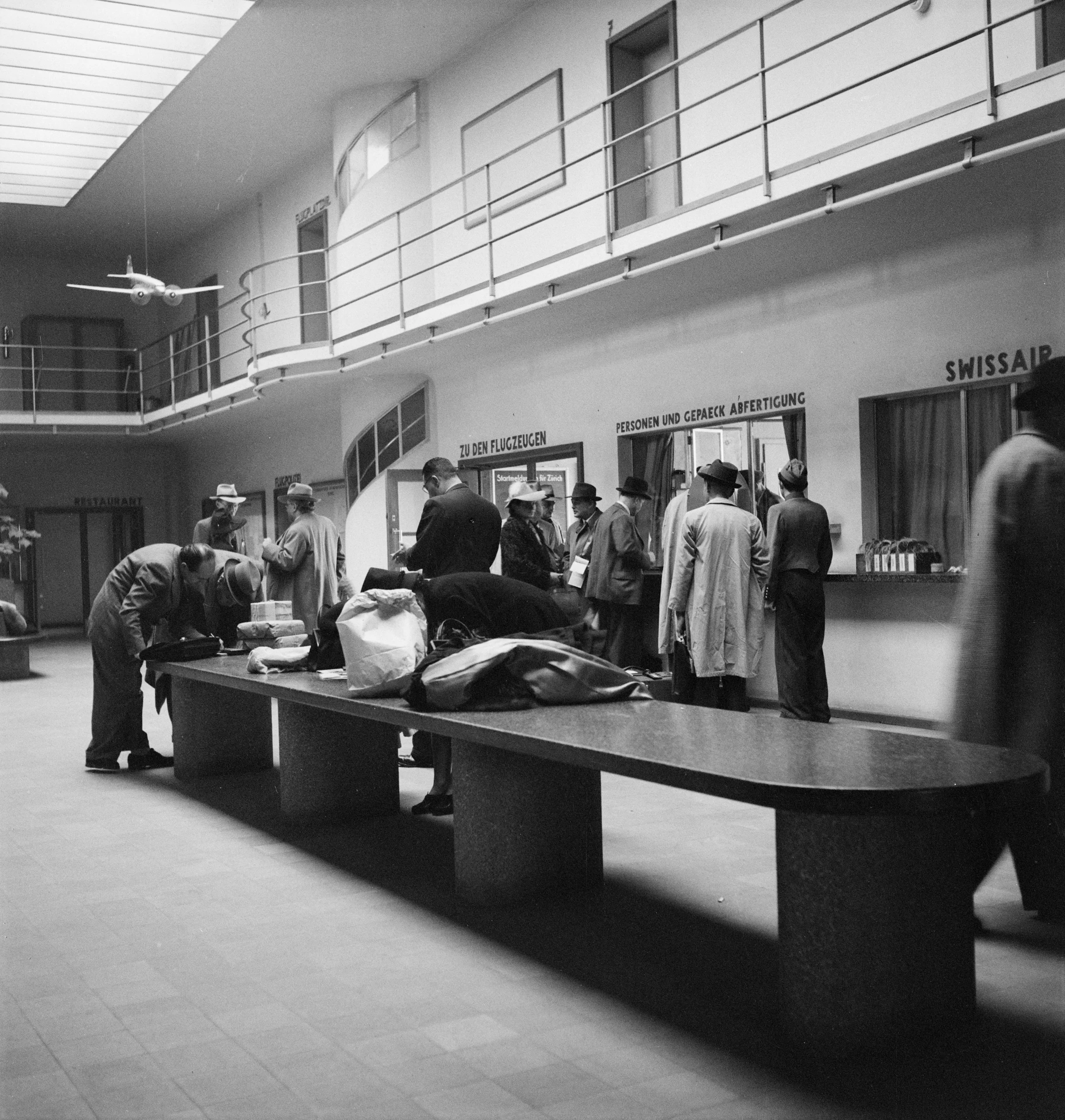 Empfangsraum mit Passagieren. ETH-Bibliothek Zürich, Bildarchiv/Stiftung Luftbild Schweiz
